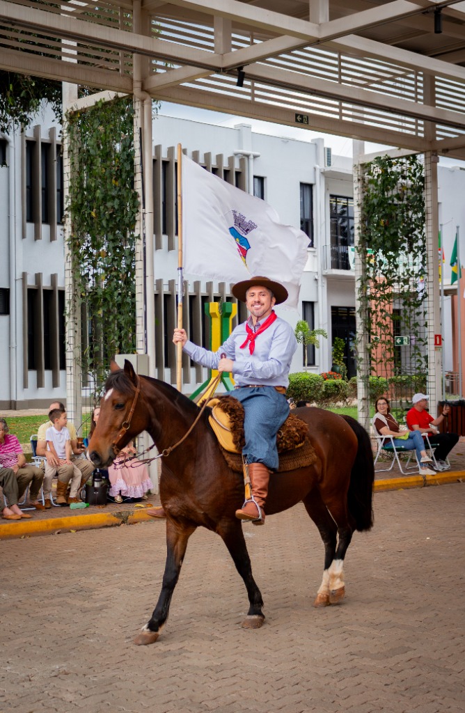 Foto do desfile da Semana Farroupilha 2025