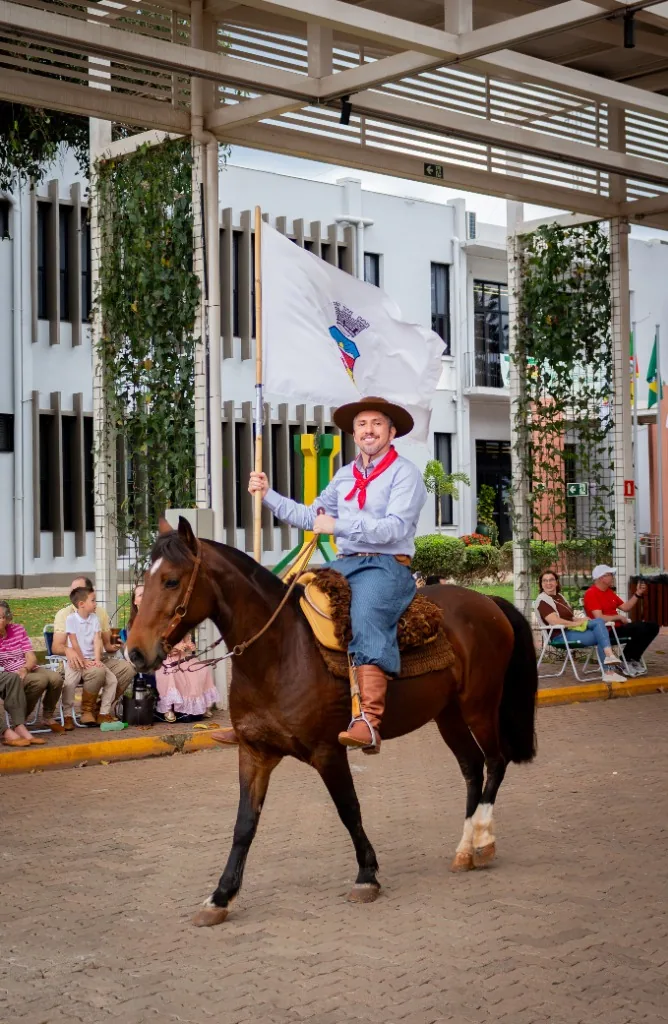 Foto do desfile da Semana Farroupilha 2025